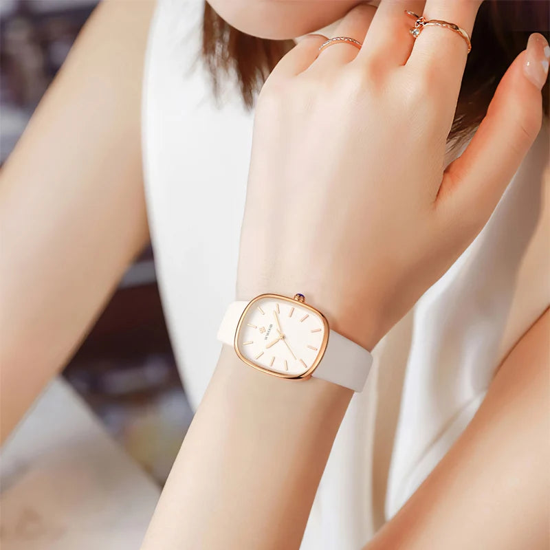 Relógio Feminino quadrado com pulseira e fundo branco